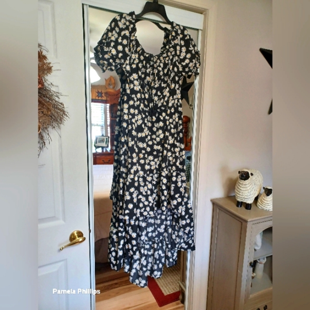 SHEIN Black and White Wrap Maxi Dress with Round Neck Daiseies